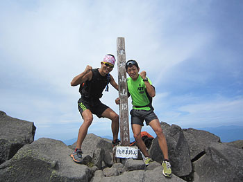 [写真]羊蹄山の頂上に立つ新田佳浩