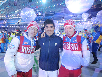 [写真]パラリンピック閉会式でクラシカルのメダリスト、ロシアのRushan選手、Vladislav選手と共に