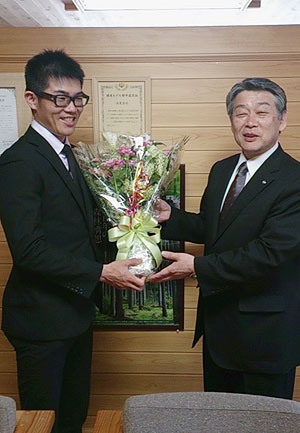 [写真]西粟倉村長と新田佳浩選手