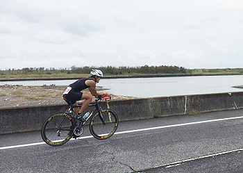 [写真]トライアスロンでの自転車競技の様子