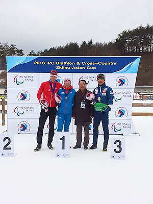 [写真]スプリントクラシカルでの表彰式の新田佳浩