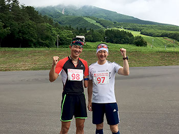 [写真]ガッツポーズする新田佳浩と長濱一年コーチ