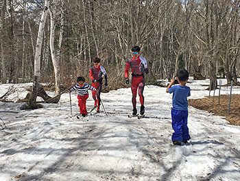 [写真]子供たちとクロスカントリーする新田選手、川除選手