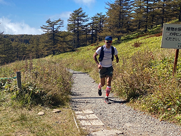 [写真]トレイルラントレーニング中の新田選手