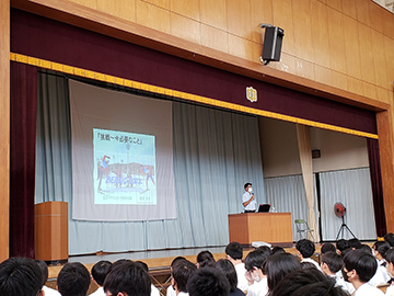 [写真]新田選手の講演の様子