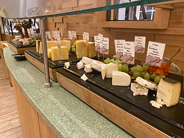 [写真]いろいろなチーズが並んでいます