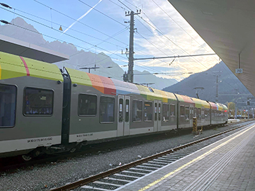 [写真]途中見かけたカラフルな電車