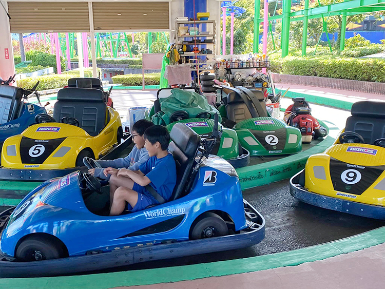 [写真]ゴーカートに乗る子供たち