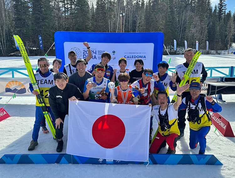 [写真]日本チームのチームメイトと共に