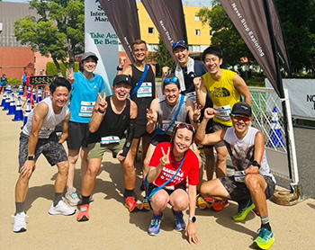[写真]大会後にお互いを称え合っての記念撮影