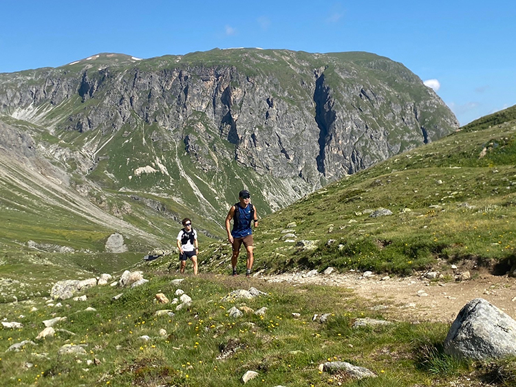 [写真]川除選手と一緒に登山の様子
