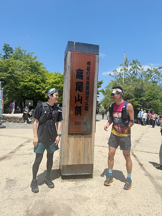[写真]高尾山山頂にて