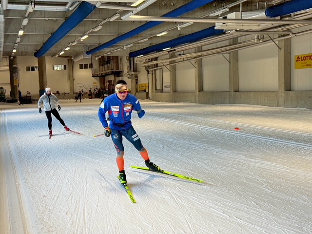 [写真]スキーホールでトレーニングの様子
