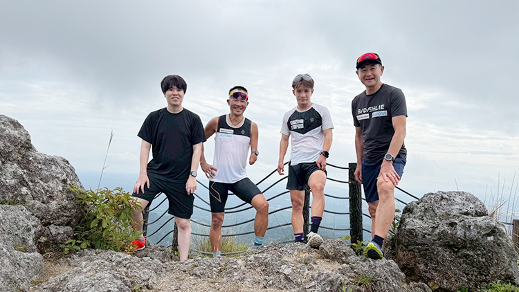 [写真]烏帽子山頂で記念写真