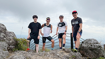 [写真]烏帽子山頂で記念写真