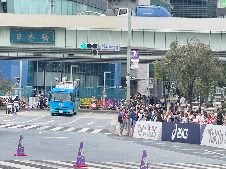 [写真]沿道から見える日本橋の景色