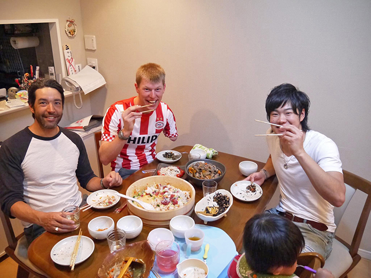 [写真]自宅でBrian,Mark選手と共に