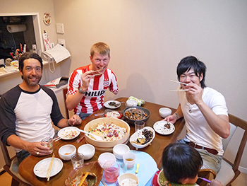 [写真]自宅でBrian,Mark選手と共に