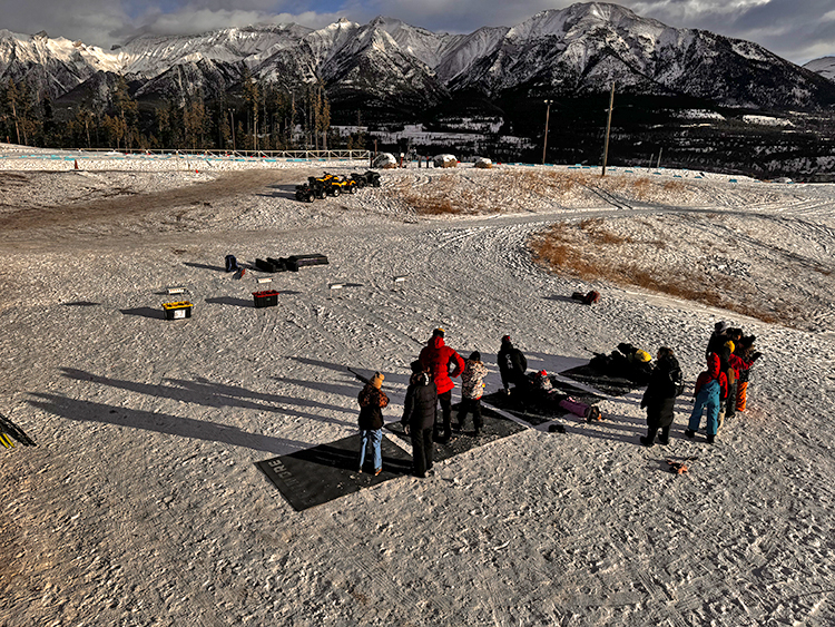 [写真]バイアスロンの体験会をする子供たち