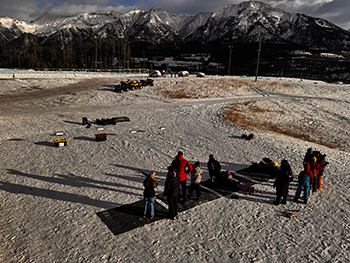 [写真]バイアスロンの体験会をする子供たち