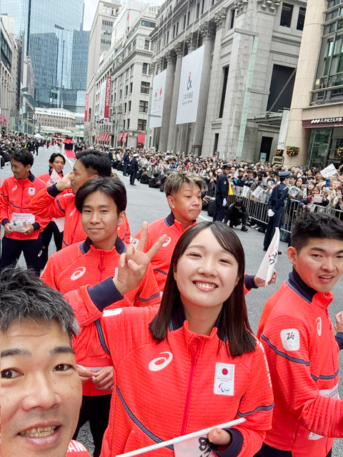 [写真]選手と一緒に