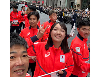 [写真]選手と一緒に