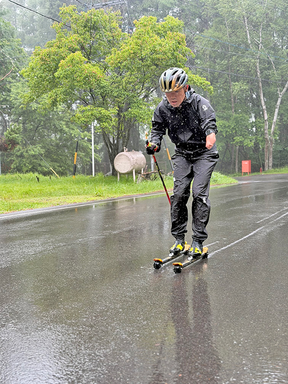 [写真]雨の中でのヒルクライム