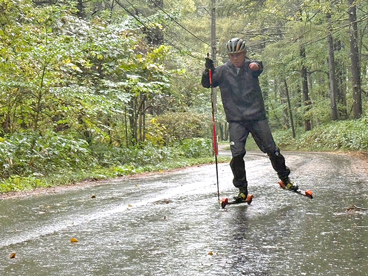 [写真]雨の中でのローラースキー