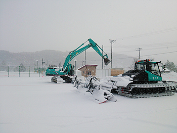 [写真]シットスキーの選手が乗り入れしやすいように除雪