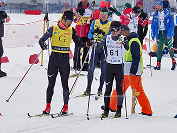 [写真]スタートを待つ日本代表チーム視覚障害の高村和人選手と藤田佑平ガイド