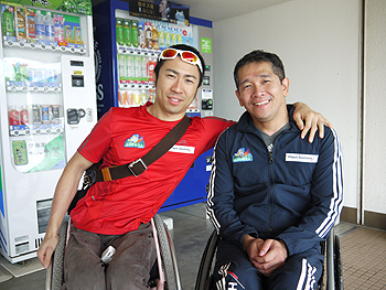 [写真]肩を組む久保恒造選手と長田弘幸選手