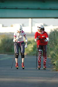 [写真]推進滑走で進むエリコさんと太田選手