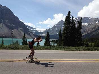 [写真]カナダでローラースキートレーニングを行う新田選手