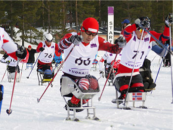 [写真]シットスキーレース中の久保選手