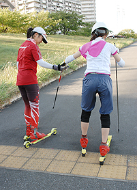 [写真]登りに挑戦するエリコさんと手を取る太田選手