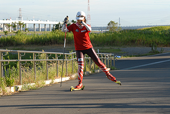 [写真]太田選手のローラースキースケーティング