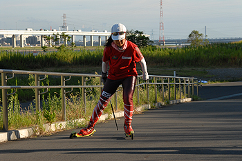 [写真]太田選手のローラースキースケーティング