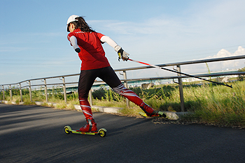 [写真]太田選手のローラースキースケーティング