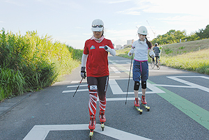 [写真]ダイアゴナル走法の基本を見せる太田選手とそれを見るエリコさん