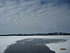 [写真]氷が溶け出した湖