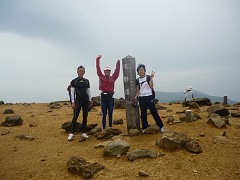 [写真]熊野岳山頂に立つ太田渉子たち