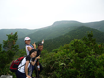 [写真]中丸山を指差す太田渉子たち