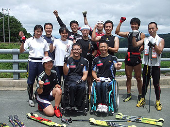 [写真]ガッツポーズをした選手達の集合写真