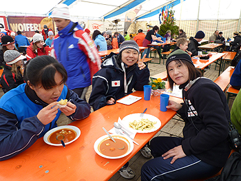 [写真]レース後のリラックスした女子チーム