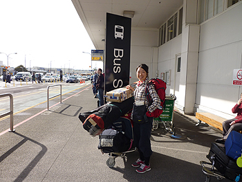 [写真]オークランド空港にて