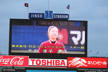 [写真]始球式にて神宮球場のスクリーンに映る太田渉子選手