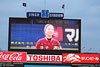 [写真]始球式にて神宮球場のスクリーンに映る太田渉子選手
