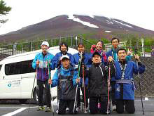 [写真]法被姿の富士登山メンバー8人とEIKIさん