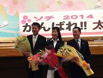 [写真]左から監督の荒井さん、太田渉子、常務の石川さん
