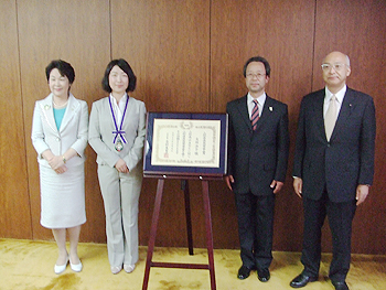 [写真]県民栄誉賞と記念品